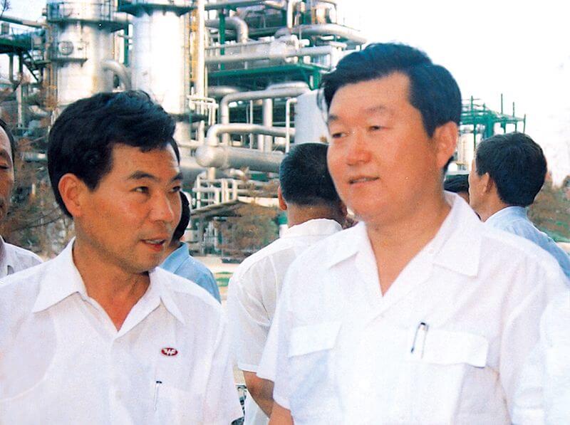 1990年7月19日，时任河南省代省长李 长 春(右一）到388vip太阳集团视察。