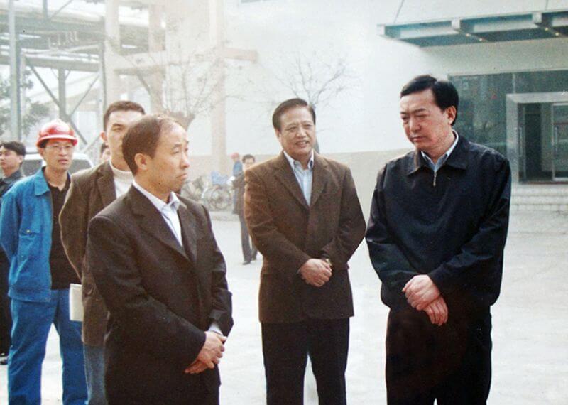 2005年11月4日，时任河南省委副书记陈全国（右一）到388vip太阳集团调研