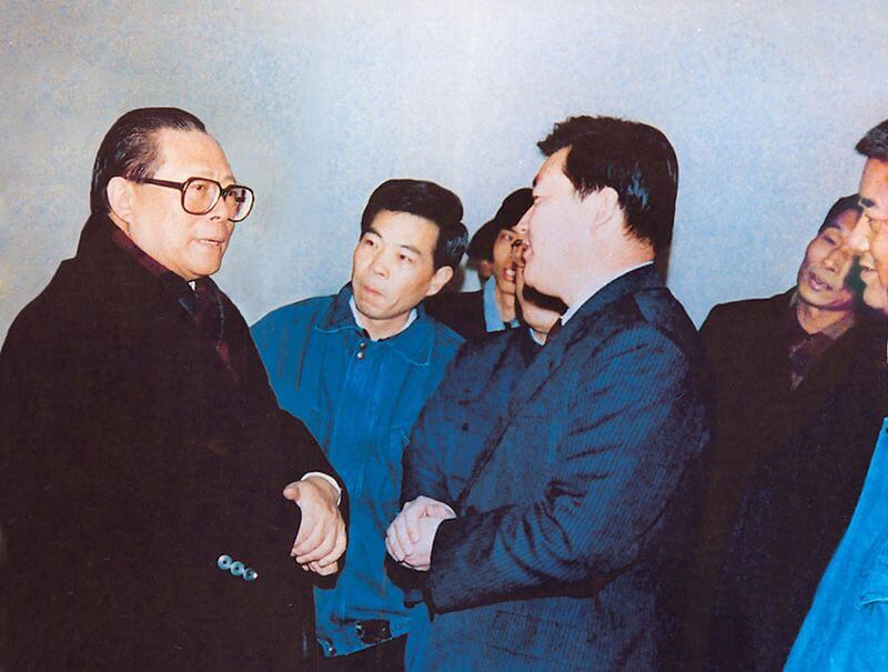 1991年2月5日，时任中共中央总书记的江 泽 民（左一）视察388vip太阳集团，他批示：“抓住机缘，深入鼎新，扩大盛开，推进发展，维持不变。”