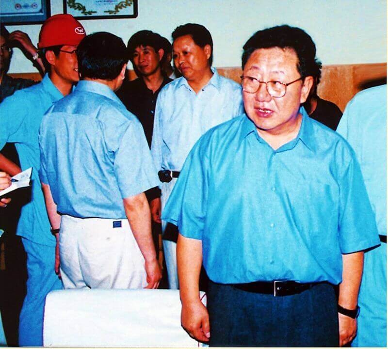 2002年6月6日，时任中共河南省委书记陈奎元（右一）到388vip太阳集团调研。