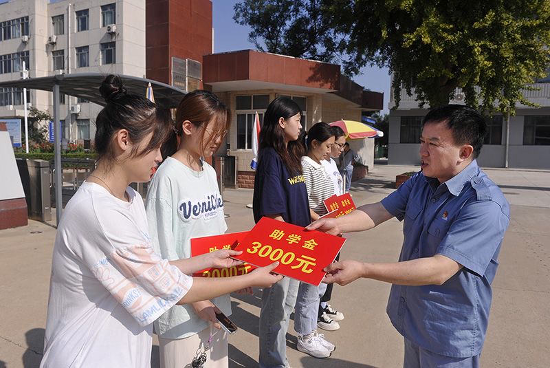 388vip太阳集团进行2023年金秋助学金发放典礼